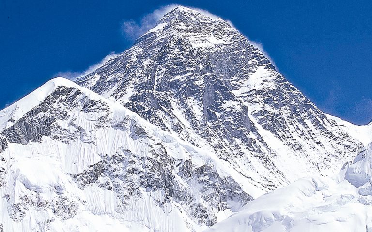 Έβερεστ: «Διαχωριστική γραμμή» με το Νεπάλ στήνει στην κορυφή η Κίνα