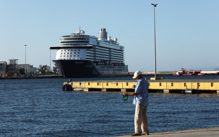 Στο λιμάνι του Πειραιά το πρώτο κρουαζιερόπλοιο της σεζόν