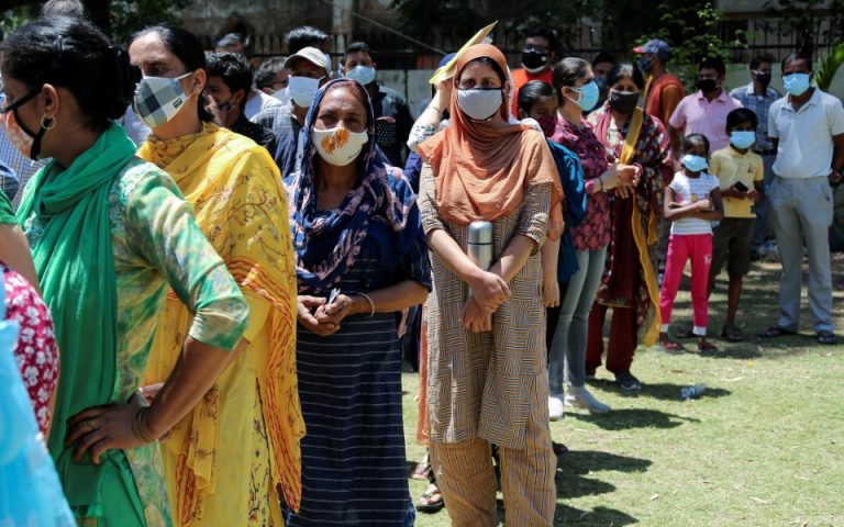 Κορωνοϊός: Οι θάνατοι στην Ινδία ξεπέρασαν τους 300.000