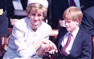 Η πριγκίπισσα Νταϊάνα χαϊδεύει με τρυφερότητα τον γιο της Χάρι στο Χάιντ Παρκ του Λονδίνου, το 1995 (φωτ. REUTERS / Dylan Martinez). 