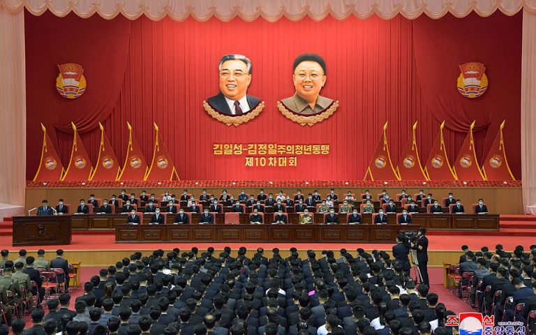Η Βόρεια Κορέα απαγορεύει χαίτη και στενά τζιν