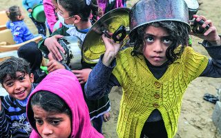 Απ’ το γέλιο του πιτσιρικά αριστερά ώς την αγωνία του κοριτσιού με την κουκούλα και το εχθρικό ύφος του κοριτσιού με την κατσαρόλα σαν κράνος στο κεφάλι. Πώς τα αθώα παιδιά της Παλαιστίνης μεταμορφώνονται σε αγωνιστές της Χαμάς...
Φωτ. EPA