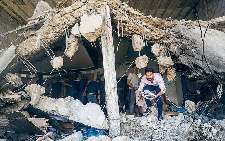 Θάνατος και απόγνωση στα ερείπια της Γάζας
