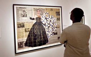 Επισκέπτης στην έκθεση «Art AIDS America», στο Μουσείο Τεχνών του Μπρονξ, το 2016, παρατηρεί το έργο «Survival AIDS Series 2 Act Up Chicago With Memorial Dress Photographed by Maxine Henryson» του Χάντερ Ρέινολντς.