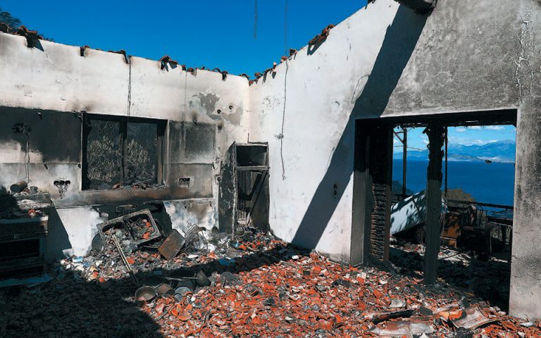 Πυρκαγιά σε Κορινθία – Δυτική Αττική: «Ήταν καταπράσινα, ένα κομμάτι παρθένο κάηκε»