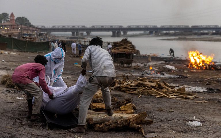 Ινδία: Δίχτυ στον Γάγγη για να «κρατάει» τα πτώματα