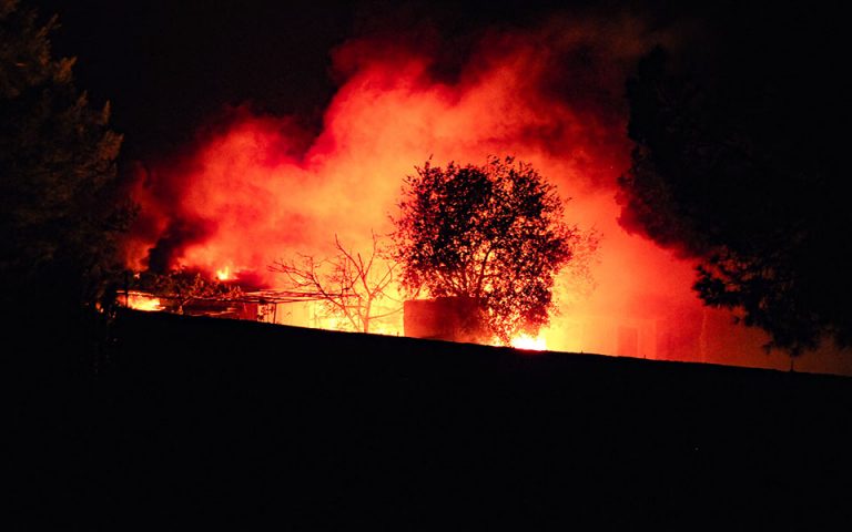 Σε πλήρη εξέλιξη η πυρκαγιά στον Σχίνο Λουτρακίου – Εκκενώθηκαν οικισμοί, ζημιές σε σπιτιά