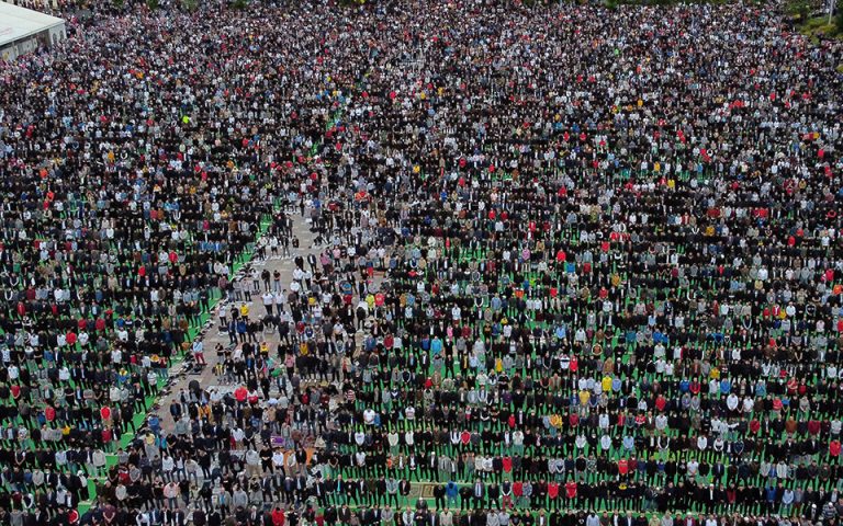 Χιλιάδες Αλβανοί στην πρωινή προσευχή για το Μπαϊράμι στα Τίρανα