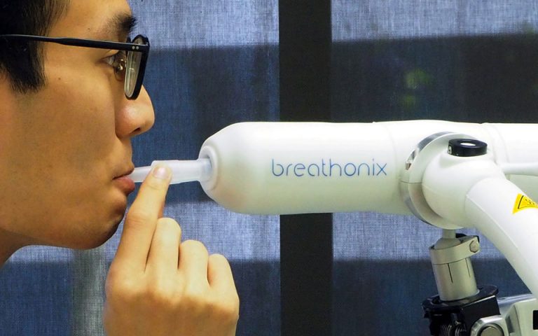 Σιγκαπούρη: Προσωρινή έγκριση σε τεστ αναπνοής για τον κορωνοϊό
