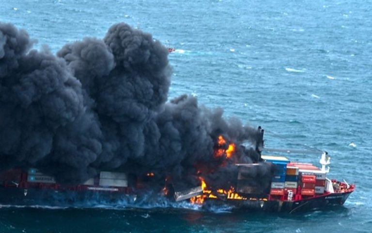 Σρι Λάνκα: Μεγάλη φωτιά σε φορτηγό πλοίο – Δραματική επιχείρηση διάσωσης (βίντεο)