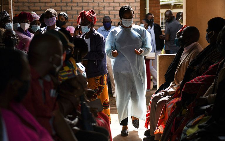 Εμβόλια Covid: Η Ε.Ε. θα στηρίξει την ενίσχυση της παραγωγής στην Αφρική