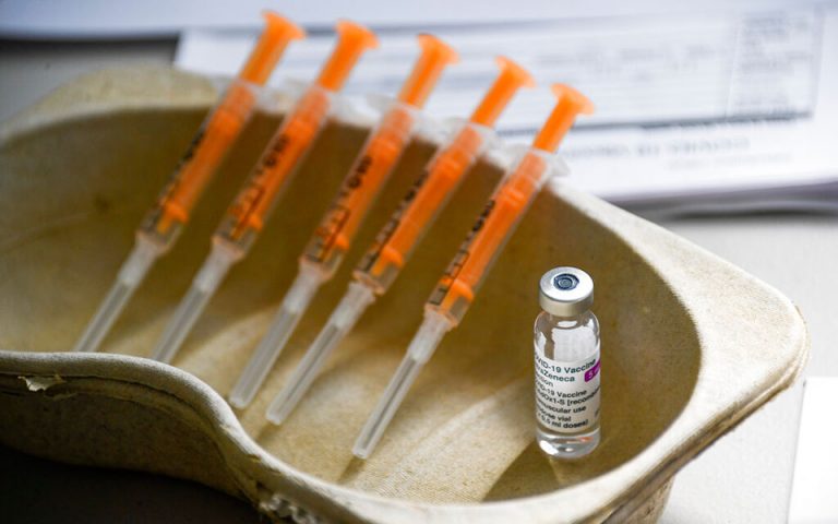 Εμβόλιο AstraZeneca: Τι ισχύει για θρομβώσεις και ηλικιακά όρια