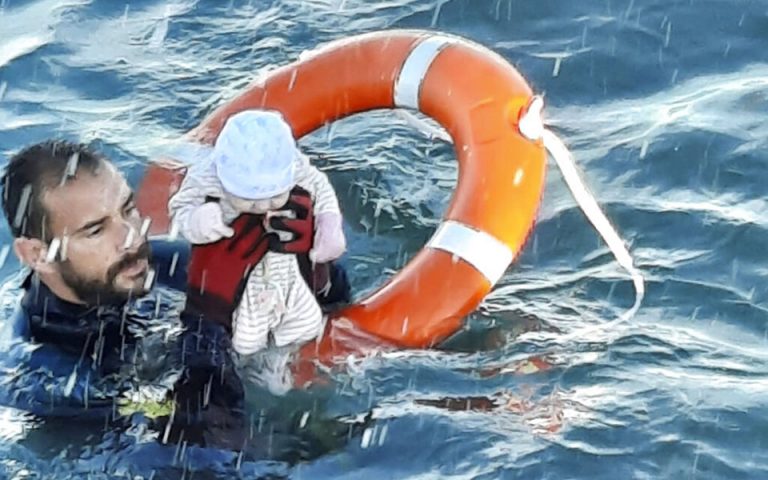 Το δράμα της Θέουτα: Ανήλικοι παλεύουν με τα νερά της Μεσογείου – Εικόνες