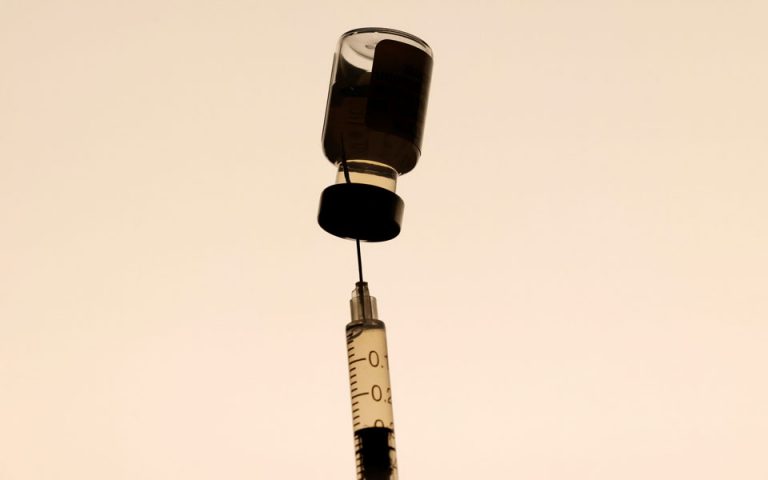 Ο αγώνας δρόμου για τον εμβολιασμό και ο φόβος για μετάλλαξη «τέρας»