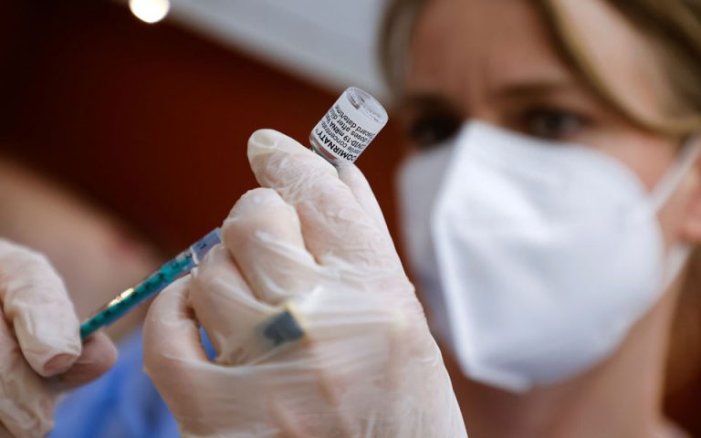 Γαλλία: Οι νέοι σπεύδουν για εμβολιασμό με στόχο τις καλοκαιρινές διακοπές