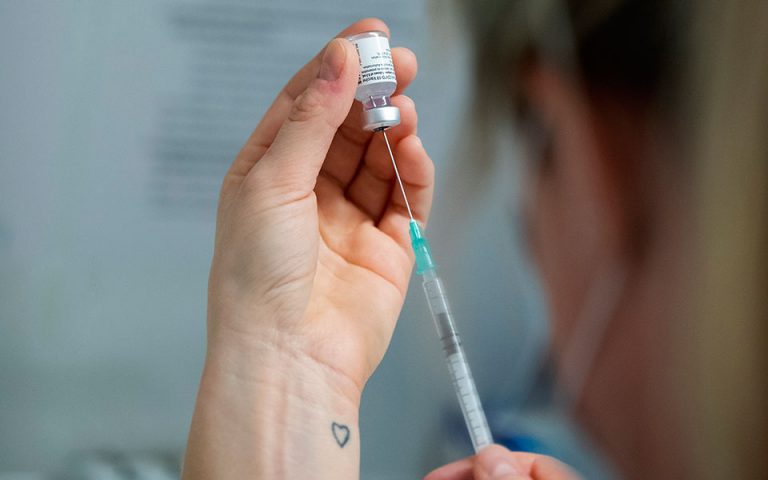 Μόσιαλος: Χρειαζόμαστε την ευελιξία ανάμιξης των εμβολίων κατά του κορωνοϊού