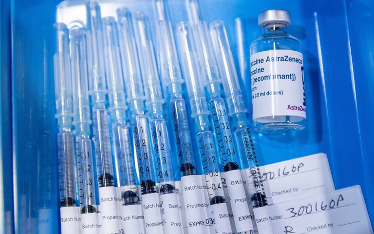 Covid-19: Τι μπορούν να κάνουν όσοι έχουν εμβολιαστεί και με τις δύο δόσεις