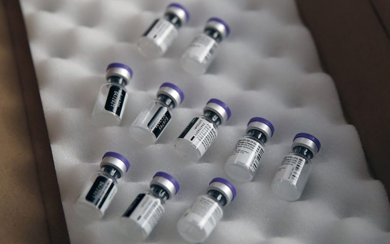 Εμβόλιο: Τα «προνόμια» που εξετάζει η κυβέρνηση για όσους χτίζουν το τείχος ανοσίας