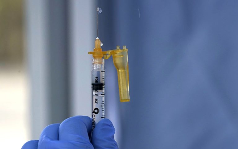 Βρετανικά μέσα ενημέρωσης: Εναλλακτικό εμβόλιο αντί της AstraZeneca θα χορηγείται στους κάτω των 40 ετών