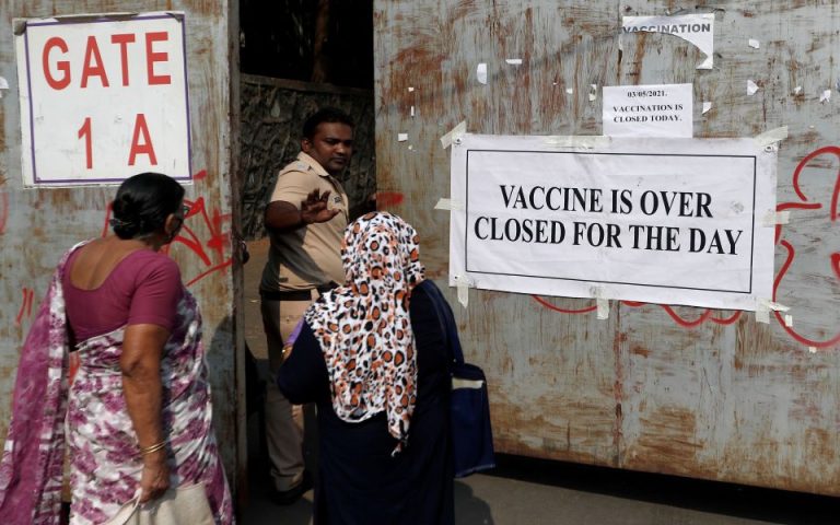 Σε απόγνωση η Ινδία: Παρήγγειλαν 300 εκατ. δόσεις εμβολίων που δεν έχουν εγκριθεί