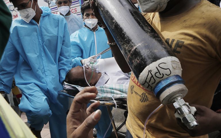 Νέο ρεκόρ θανάτων στην Ινδία – Ασθενείς πεθαίνουν σε ασθενοφόρα και πάρκινγκ