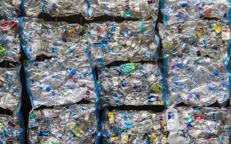 Πλαστικά απορρίμματα: Η ανακύκλωση δεν αρκεί, λένε οι ειδικοί