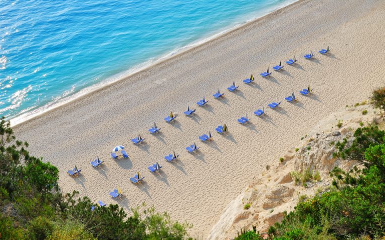 Γαλάζιες σημαίες: Δεύτερη σε 49 χώρες η Ελλάδα – Η λίστα με τις 545 βραβευμένες παραλίες