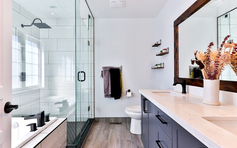 4 Ιδέες για να μεταμορφώσετε το μακρόστενο μπάνιο σας