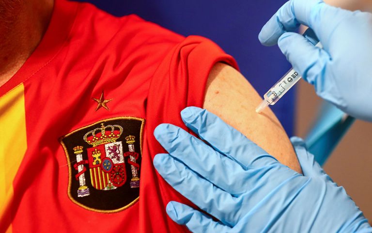 Ένας στους τέσσερις Ισπανούς έχει ήδη λάβει μία δόση του εμβολίου