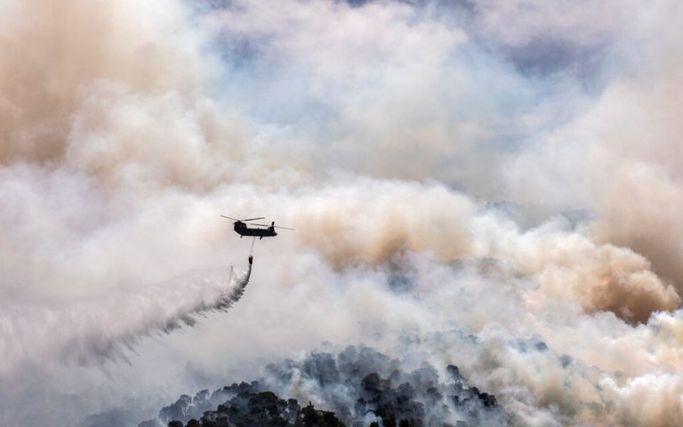 Φωτιά στον Σχίνο: Εκκένωση του οικισμού Αιγειρούσες – Ντουράκος, νέα ενεργοποίηση 112