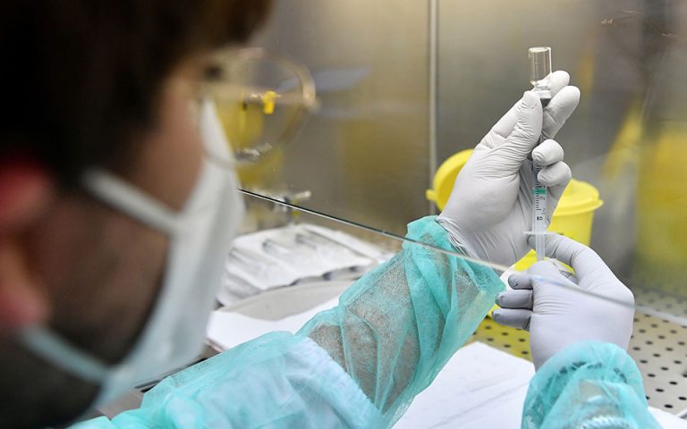 Ο αριθμός μολύνσεων από Covid-19 μειώθηκε 80% μετά τα εμβόλια