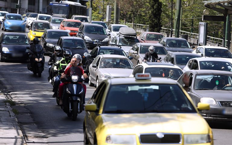 «Κόκκινοι» οι δρόμοι της Αθήνας μετά την άρση των μέτρων
