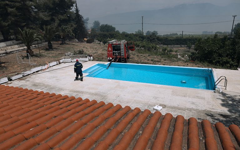 Φωτιά στον Σχίνο: Πυροσβεστικό όχημα παίρνει νερό από πισίνα σπιτιού (εικόνα) 