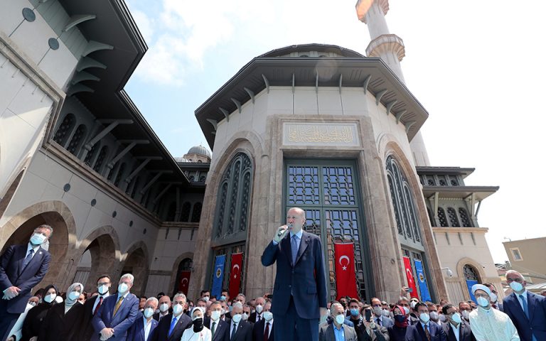 Εθνικιστικές κορώνες Ερντογάν σε εγκαίνια τζαμιού: «Κληρονομιά κατάκτησης» η Αγία Σοφία