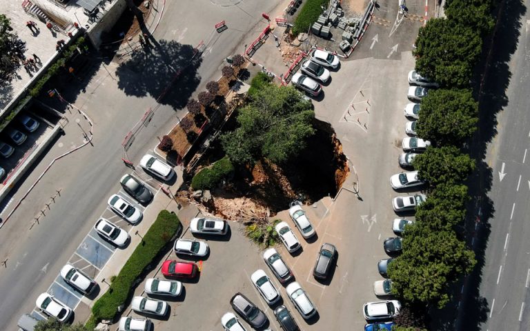 Τεράστια τρύπα «κατάπιε» αυτοκίνητα στην Ιερουσαλήμ (βίντεο)