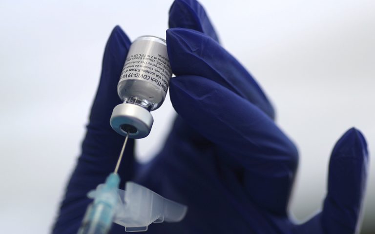 Έρευνα: «Σημαντικά υψηλότερη» η προστασία του εμβολίου της Pfizer από της Sinovac