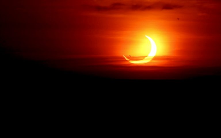 Μάγεψε η δακτυλιοειδής έκλειψη ηλίου – Μοναδικές εικόνες