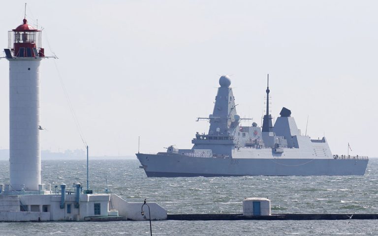 BBC: 20 ρωσικά μαχητικά αεροσκάφη «σκέπασαν» το βρετανικό πλοίο