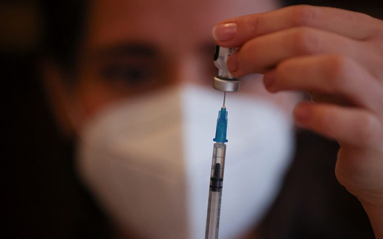 Θεμιστοκλέους: Στους ιδιώτες γιατρούς βασίζεται η επιχείρηση των κατ’ οίκον εμβολιασμών
