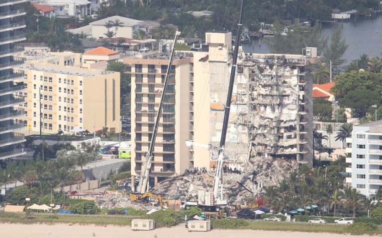 Κατάρρευση κτιρίου στη Φλόριντα: Στους εννέα οι νεκροί – Μάχη με το χρόνο για τα σωστικά συνεργεία