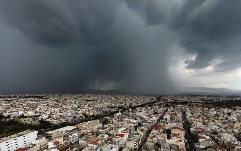 Ισχυρή καταιγίδα και χαλάζι στην Αθήνα (βίντεο – φωτογραφίες)