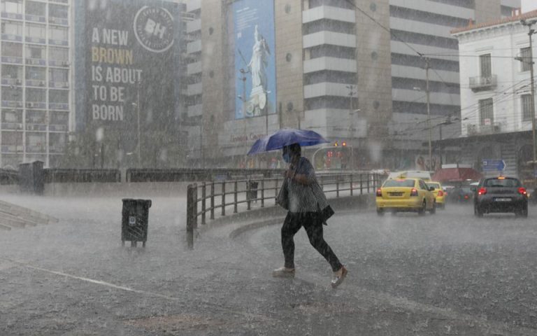 Καιρός: Επιμένουν οι βροχές την Τρίτη και στην Αττική – Πού θα είναι έντονα τα φαινόμενα