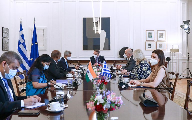 Για διμερείς επαφές και στρατηγική συνεργασία συζήτησαν Μητσοτάκης – Ινδός ΥΠΕΞ