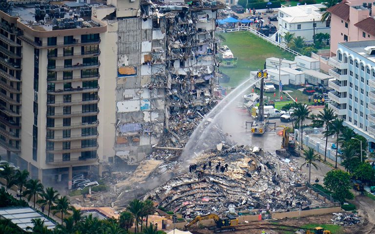 Κατάρρευση κτιρίου στη Φλόριντα: 12 νεκροί, δεκάδες αγνοούμενοι – Στον τόπο της τραγωδίας ο Μπάιντεν