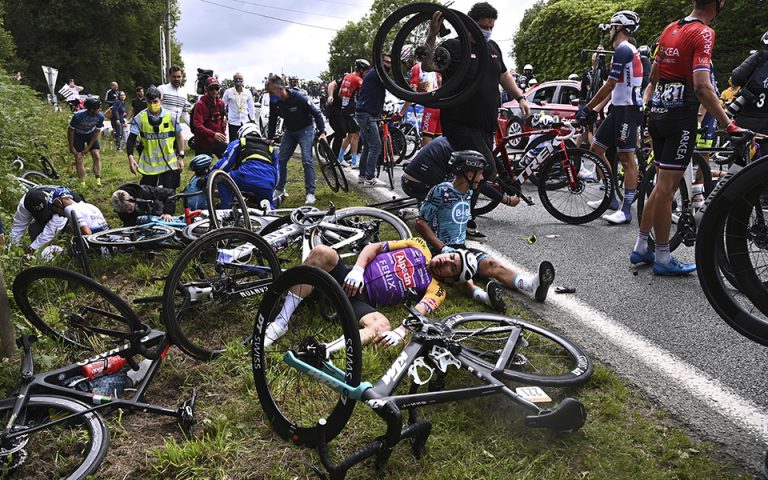 Γαλλία: Ανθρωποκυνηγητό για τη γυναίκα που προκάλεσε την καραμπόλα στο Tour de France