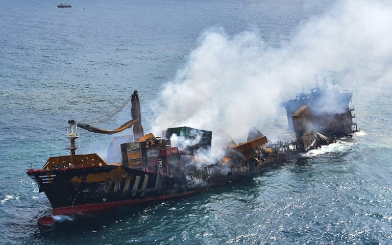 H Σρι Λάνκα προετοιμάζεται για καταστροφική πετρελαιοκηλίδα από το ναυάγιο φορτηγού πλοίου (εικόνες)