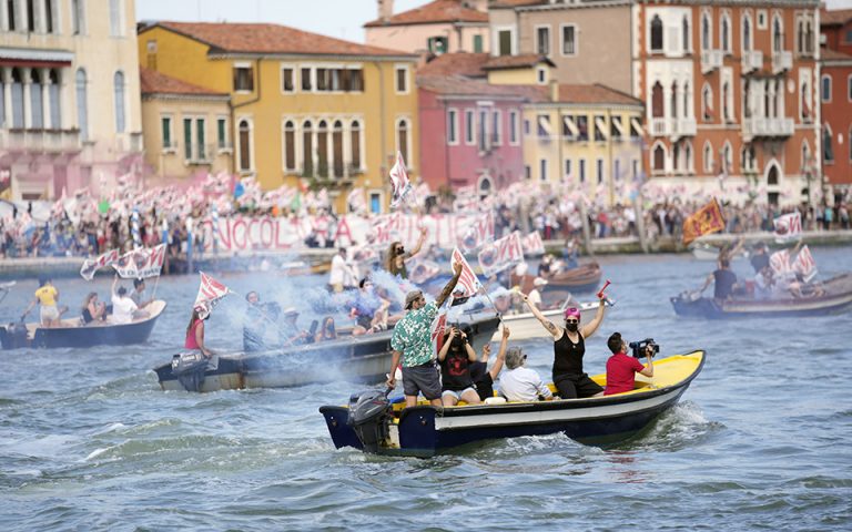«Μας εξαπάτησαν»: Διαμαρτυρίες στη Βενετία για την επιστροφή των κρουαζιερόπλοιων (βίντεο)