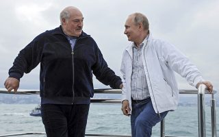 Φωτ: Kremlin Pool Photo via AP - Την περασμένη εβδομάδα ο Αλεξάντρ Λουκασένκο συναντήθηκε στο Σότσι της Μαύρης Θάλασσας με τον Βλαντίμιρ Πούτιν