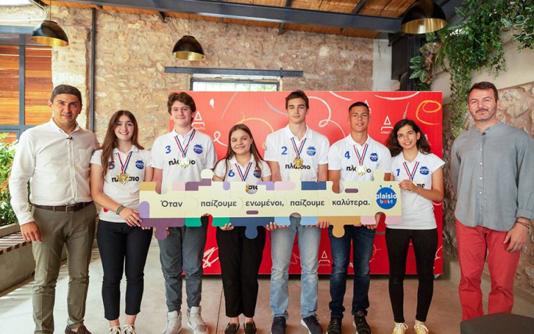Η ομάδα Plaisiobots βραβεύεται για τη «χρυσή» της νίκη στη Διεθνή Ολυμπιάδα Ρομποτικής