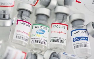Aνεξαρτήτως επιλογής σκευάσματος, οι εμβολιασμοί στις περισσότερες ευρωπαϊκές χώρες προχωρούν με ταχείς ρυθμούς (φωτ. REUTERS).
